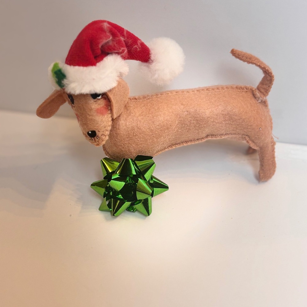 Tan Felt Dachshund Dog Christmas Figurine‎ Santa Hat Holiday Decor 2010 4.5 inch